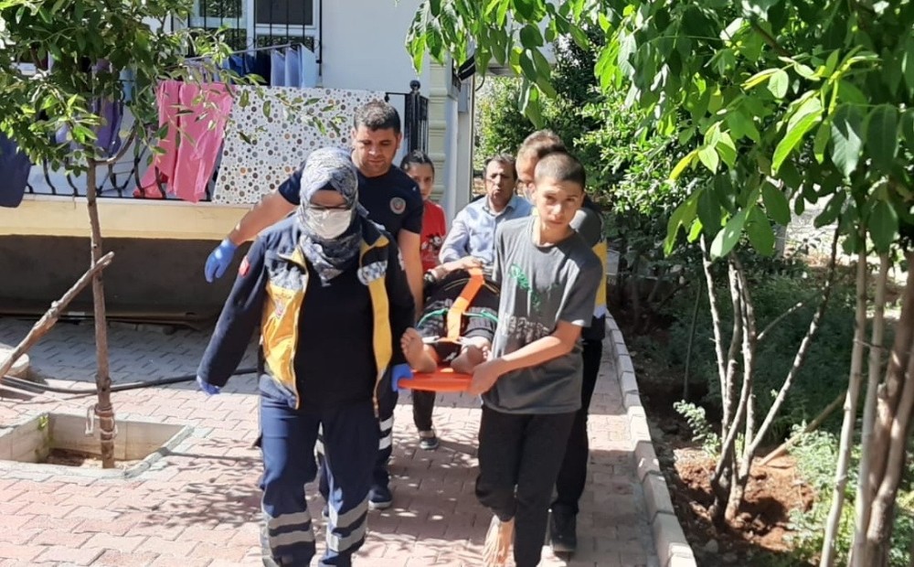 Temizlediği balkondan düşerek yaralandı 