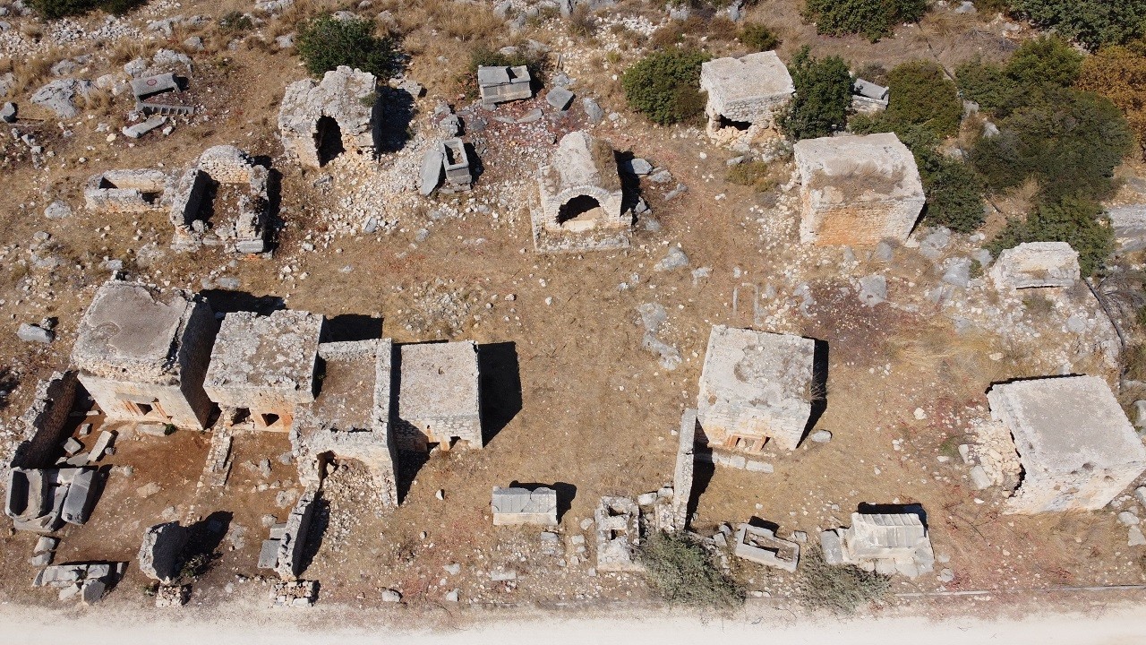 Temizleme çalışmaları bitti! 2 bin 200 yıl önceye ait mezarlar