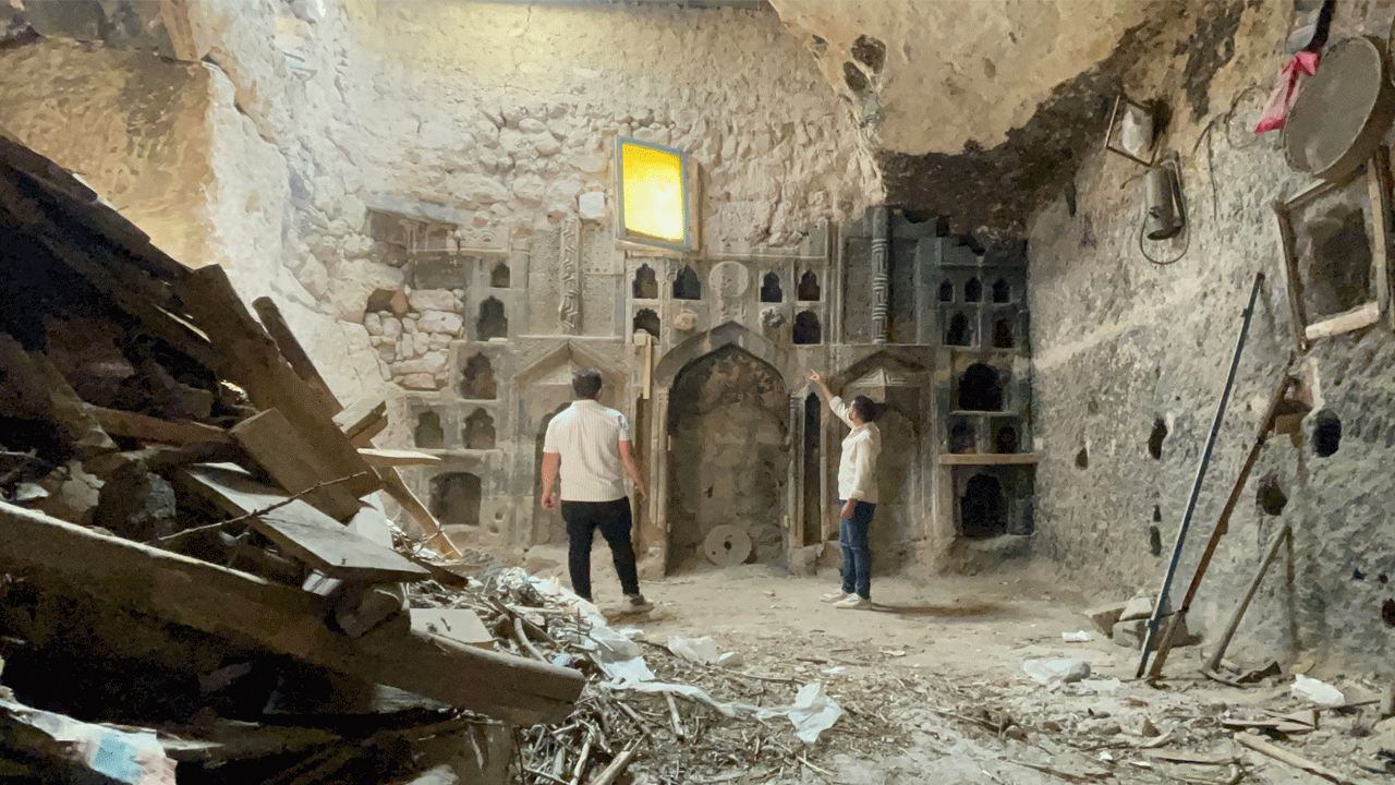 Temizlenen odunluk 6 asırlık cami çıktı