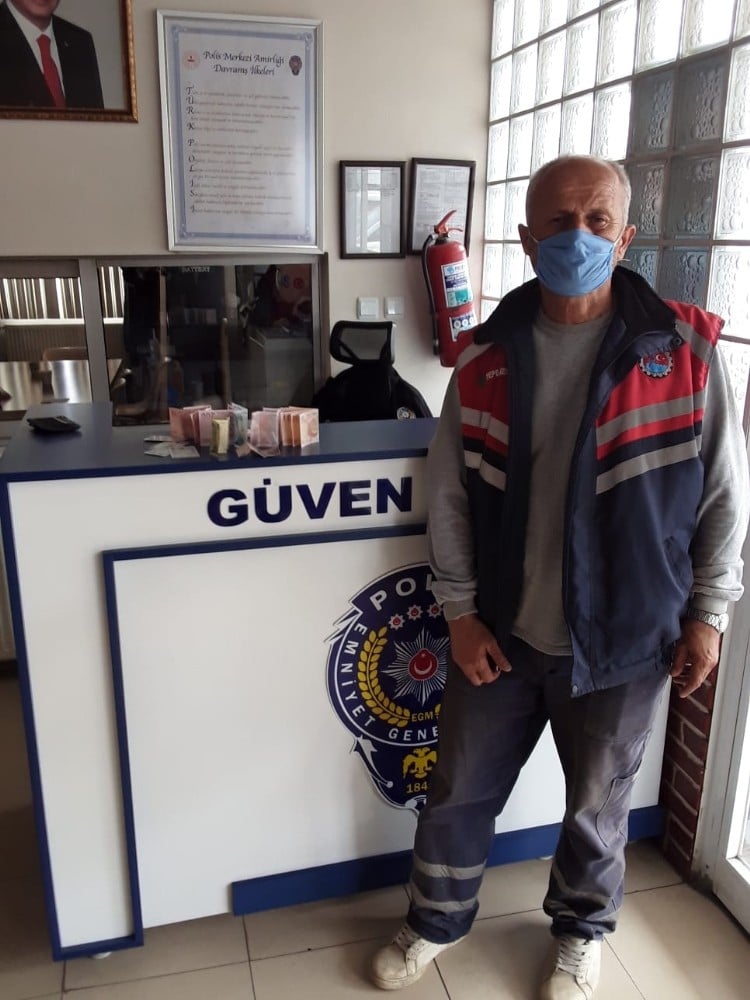 Temizlik görevlisi bulduğu parayı polise teslim etti 