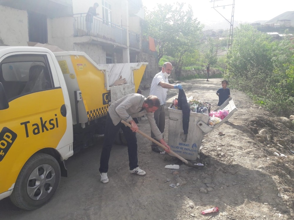 Temizlik işçilerinin zorlu çalışması 