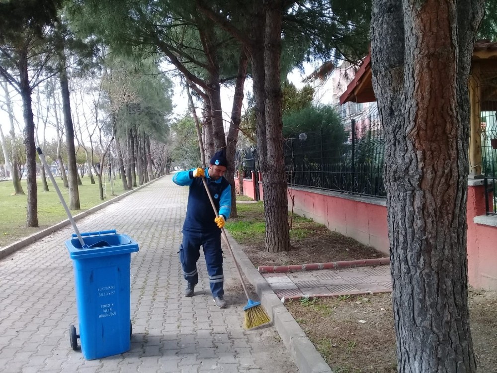 Temizlik işçisi bulduğu cüzdanı sahibine teslim etti 