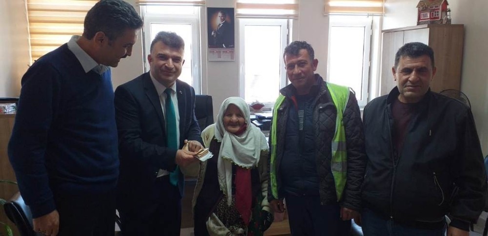 Temizlik işçisi bulduğu parayı sahibine teslim etti 