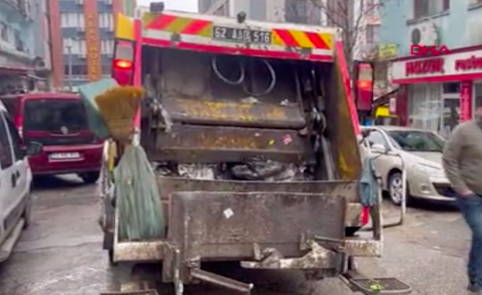 Temizlik işçisi çöp kamyonundan düştü!