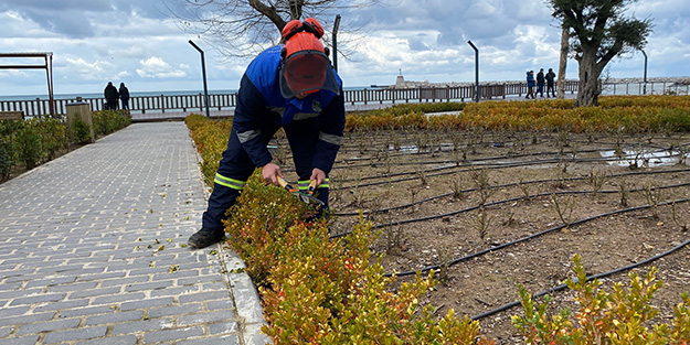 Temizlik personelinden takdir toplayan davranış! Otların arasında buldu görevliye teslim etti