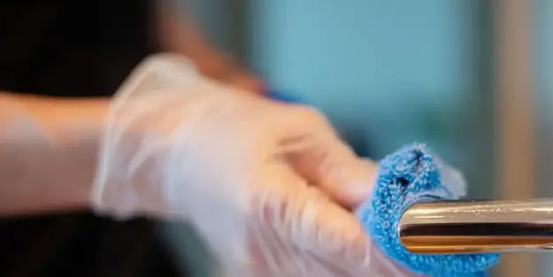 Temizlik suyuna 1 kaşık eklemek yetiyor! Çamur içinde camları ışıl ışıl yapıyor