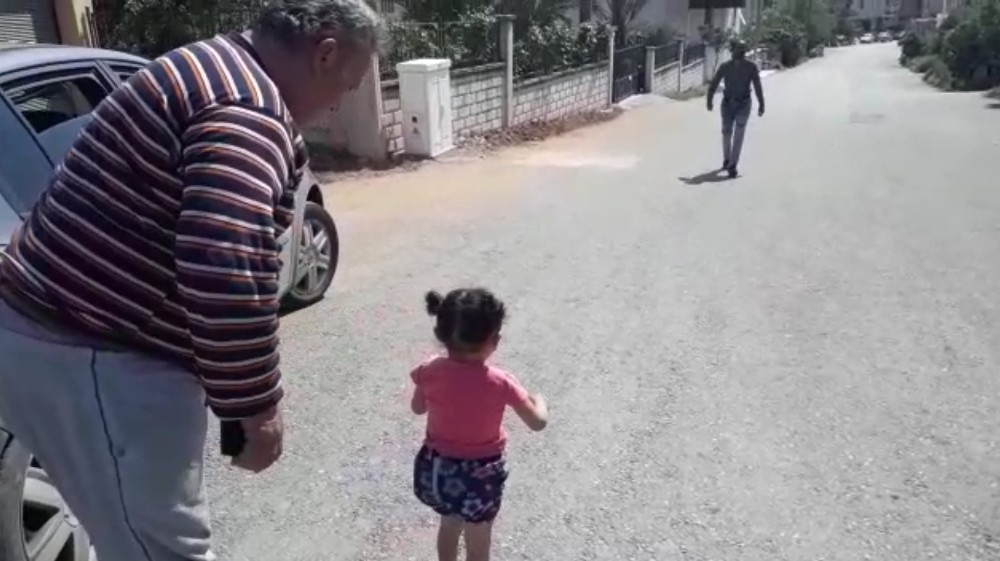 Temizlik yaparken unuttuğu çocuğunu vatandaşlar buldu 