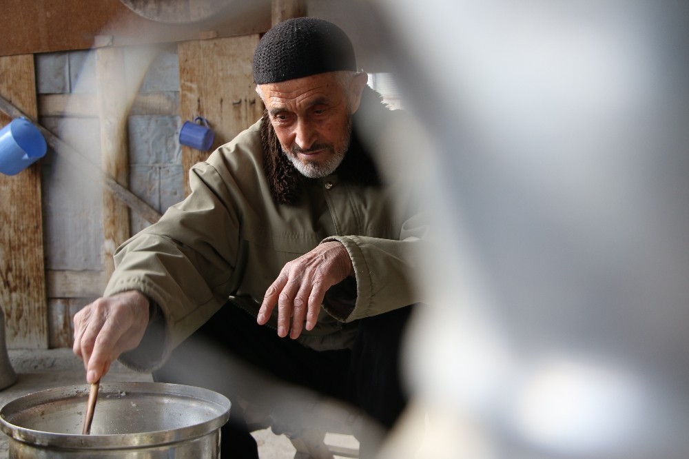 Tenceresi 10 yıldır kediler için kaynıyor 