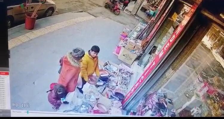 Tencereyi gözüne kestirdi, çocuğa çaldırttı 