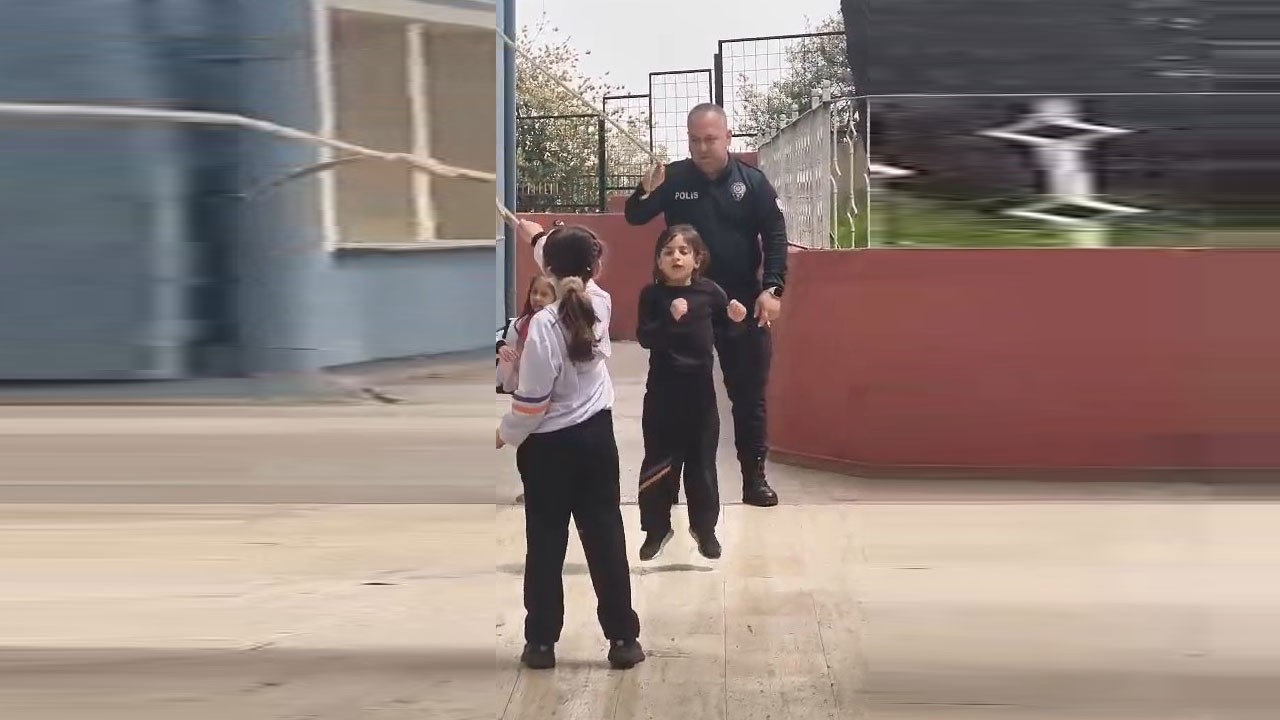 Teneffüste çocuklarla ip atladı! Okul polisi çocukların oyun arkadaşı oldu