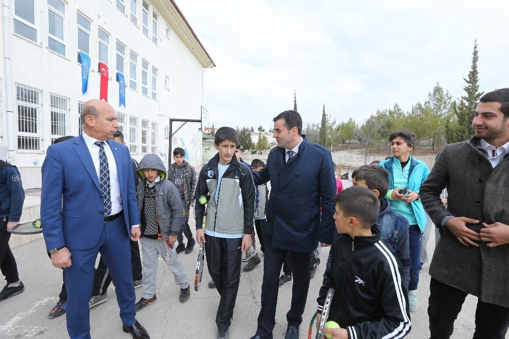 Teniste başarı sağlayan cevizli köyü öğrencilerine destek 
