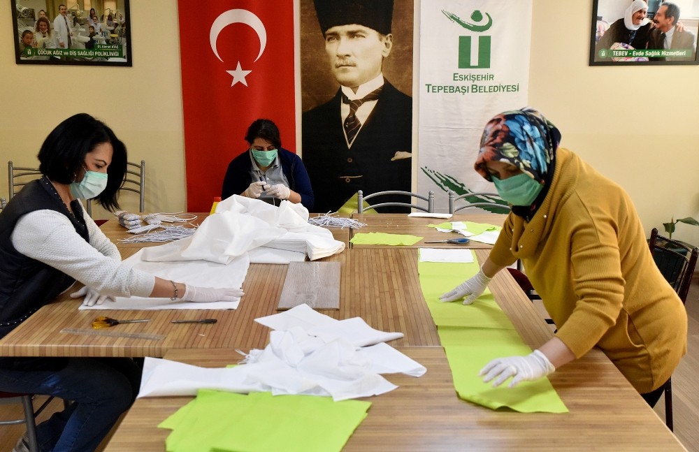Tepebaşı Belde Evlerinde maske üretimi başladı 
