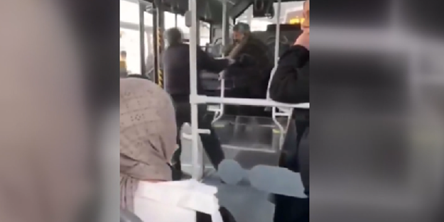 Tepki çeken anlar! Şoför kartı olmayan yaşlı kadını tartaklayarak otobüsten attı!