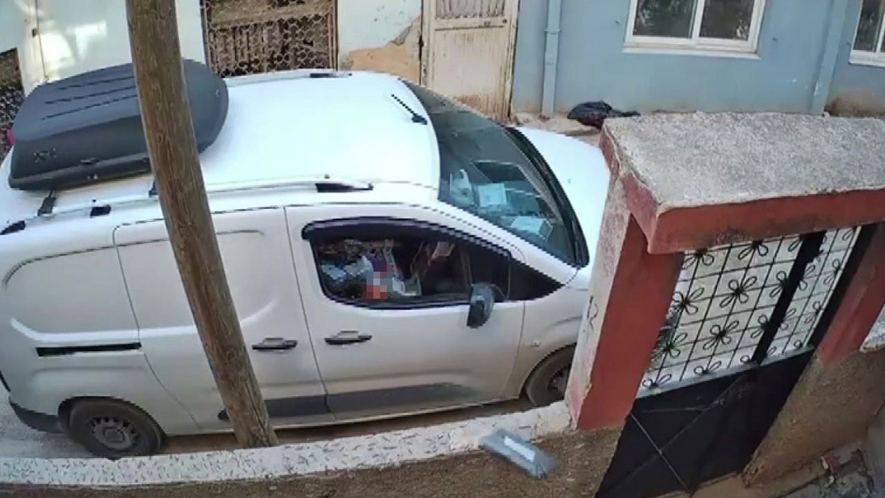 Tepki çeken görüntü! Kargoyu kapıya bırakmadı, bahçeye fırlattı