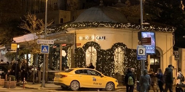 Tepki çeken skandal: Teşvikiye Camii'ni noel ağacına çevirdiler!