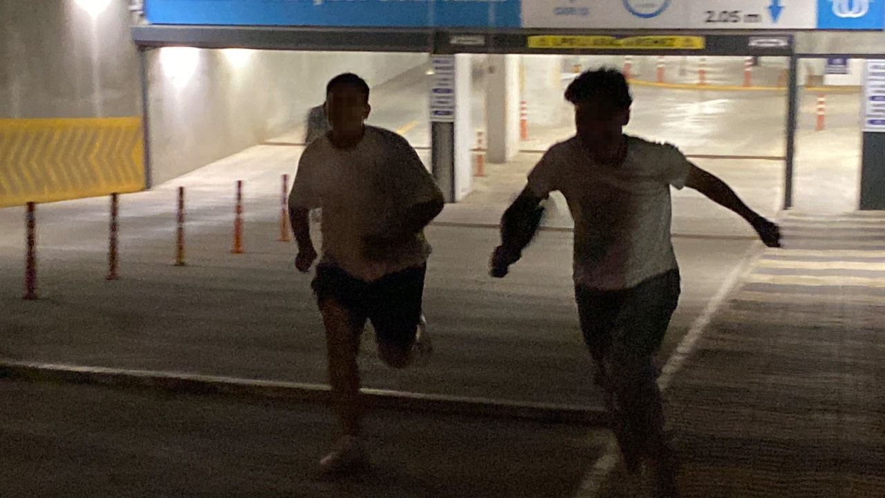 Tepki toplayan anlar! Yaşlı görevliyi kışkırtıp eğlendiler