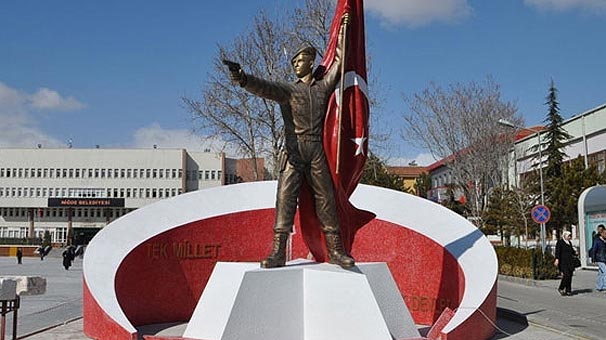 Tepkiler gelince Şehit Ömer Halisdemir’in heykeli kaldırıldı