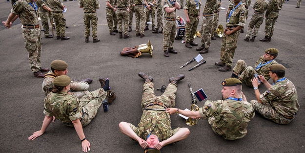 Tepkiye neden oldu: Avrupa ülkesi orduya koronavirüse karşı sinek ilacı dağıttı!