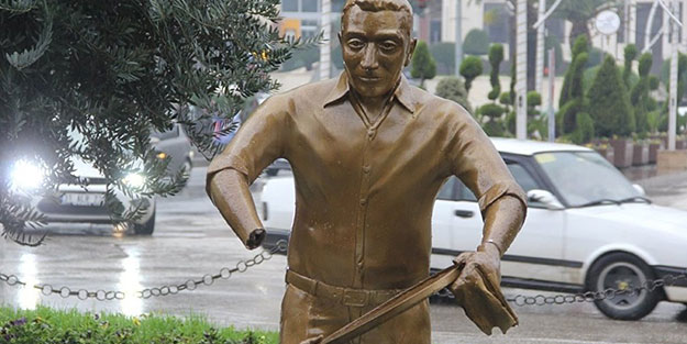 Tepsisini çaldılar, ellerini kırdılar! Ulus Meydanı'ndaki heykel kaldırıldı