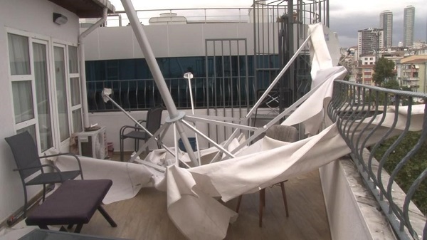 Teras şemsiyesi felaketi getiriyordu