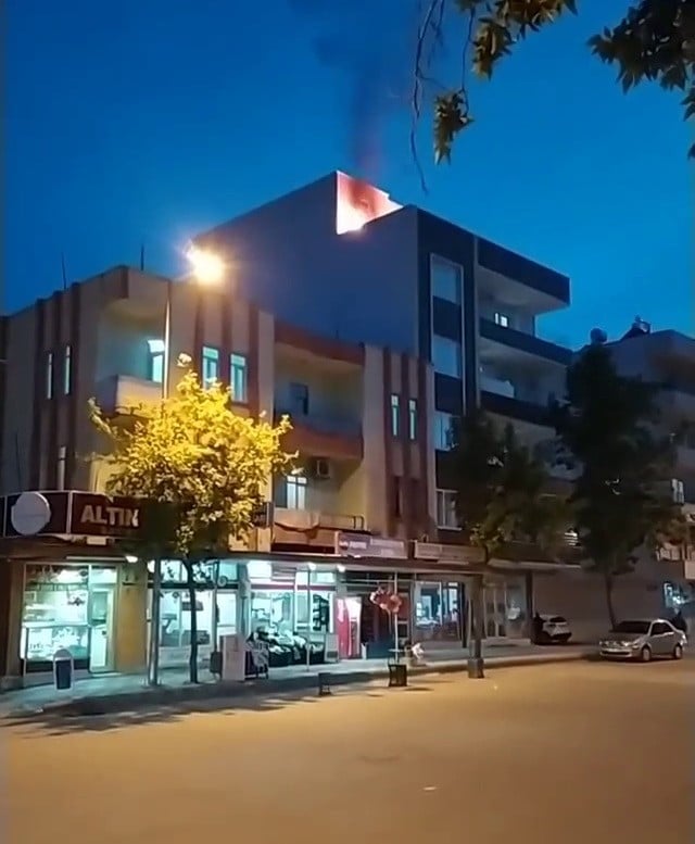 Terasta çıkan yangın paniğe neden oldu 