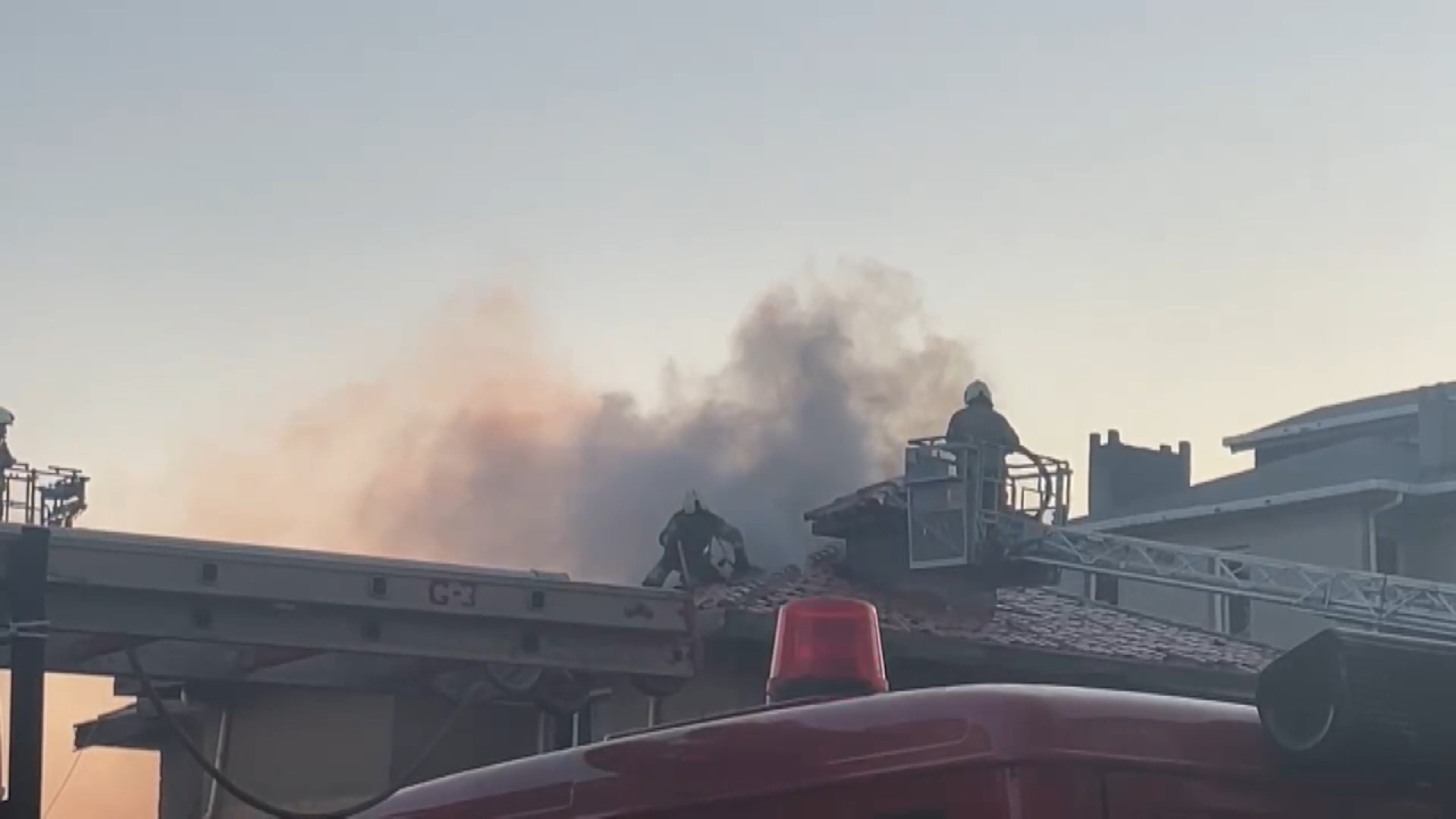 Terasta yakılan mangal az daha faciaya yol açıyordu! Üsküdar’da çatı yangını paniği