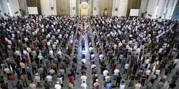 Teravih namazı kılmak için her gece gizlice ülke değiştiriyorlar