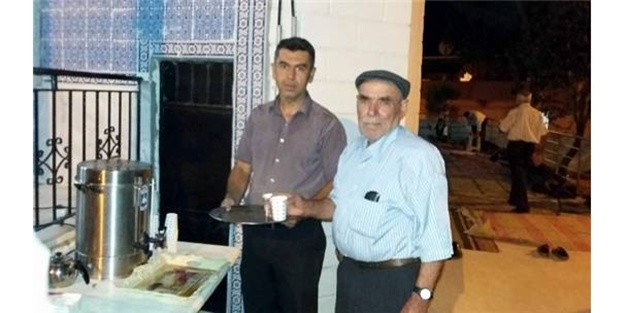 Teravih namazına gelenlere çay ikramı