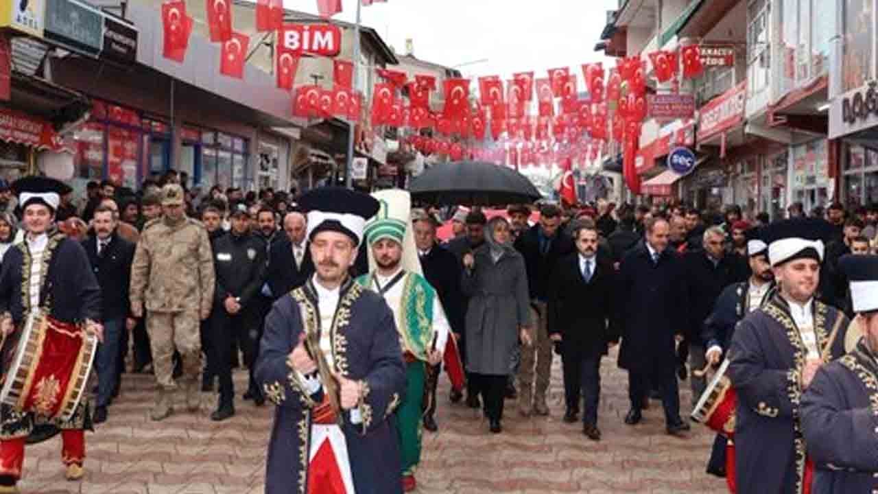 Tercan Kaymakamı duruma açıklık getirdi! Koruma polisine şemsiye tutturduğu iddia edilmişti!