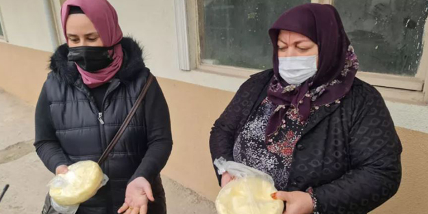 Tereyağı diyerek mahalleliye bakın ne sattılar! Buzu eriyince gerçek ortaya çıktı