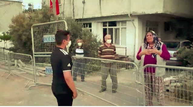 Terhis olan gencin karantinadaki babaannesine ziyareti ağlattı 