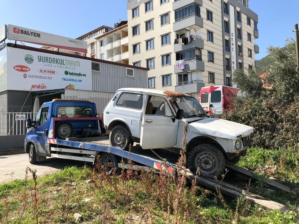 Terk edilmiş hurda araçlar kaldırılıyor 