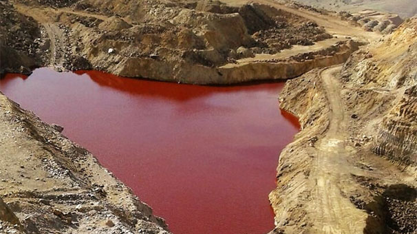 Terk edilmiş madendeki gölet, kızıla büründü
