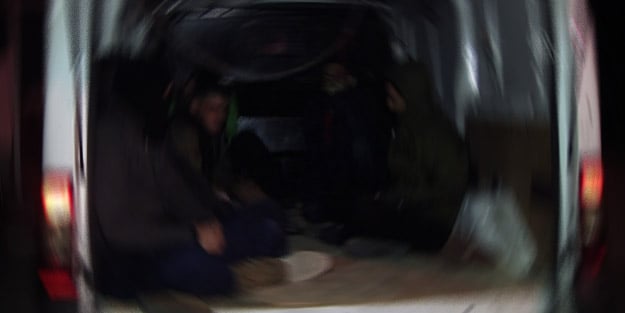 Terk edilmiş minibüste 30 kişi yakalandı