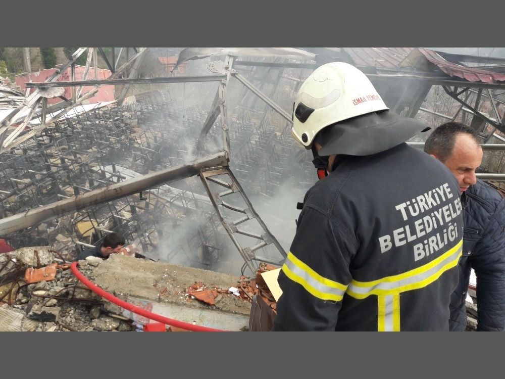 Terk edilmiş öğrenci yurdunda yangın çıktı