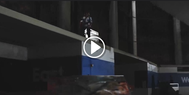 Terk edilmiş stadyumda bisiklet ile gösteri yaptı