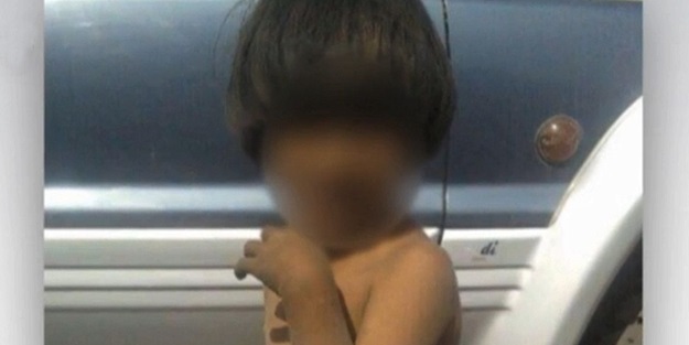 Terk edilen çocuğu köpek emzirdi