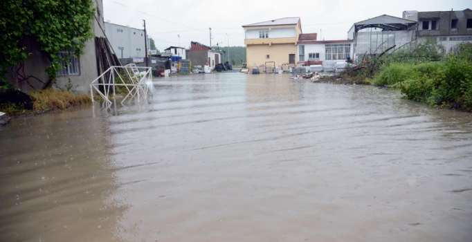 Terme ilçesinde yağmur hayatı felç etti