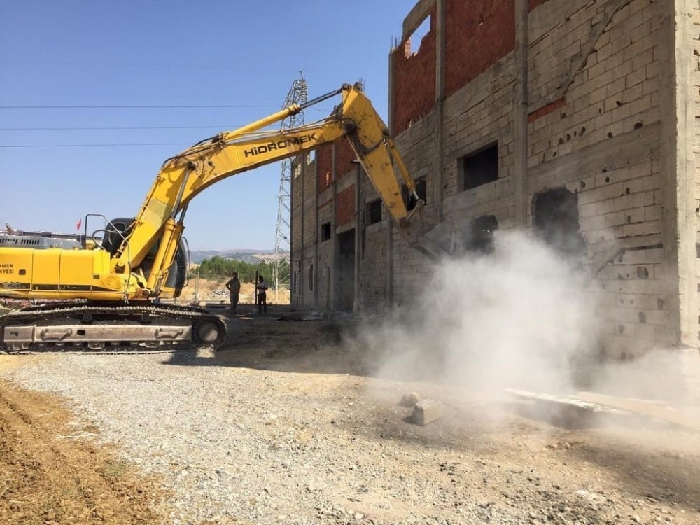 Terminal Caddesi’nde yol genişletme çalışması 