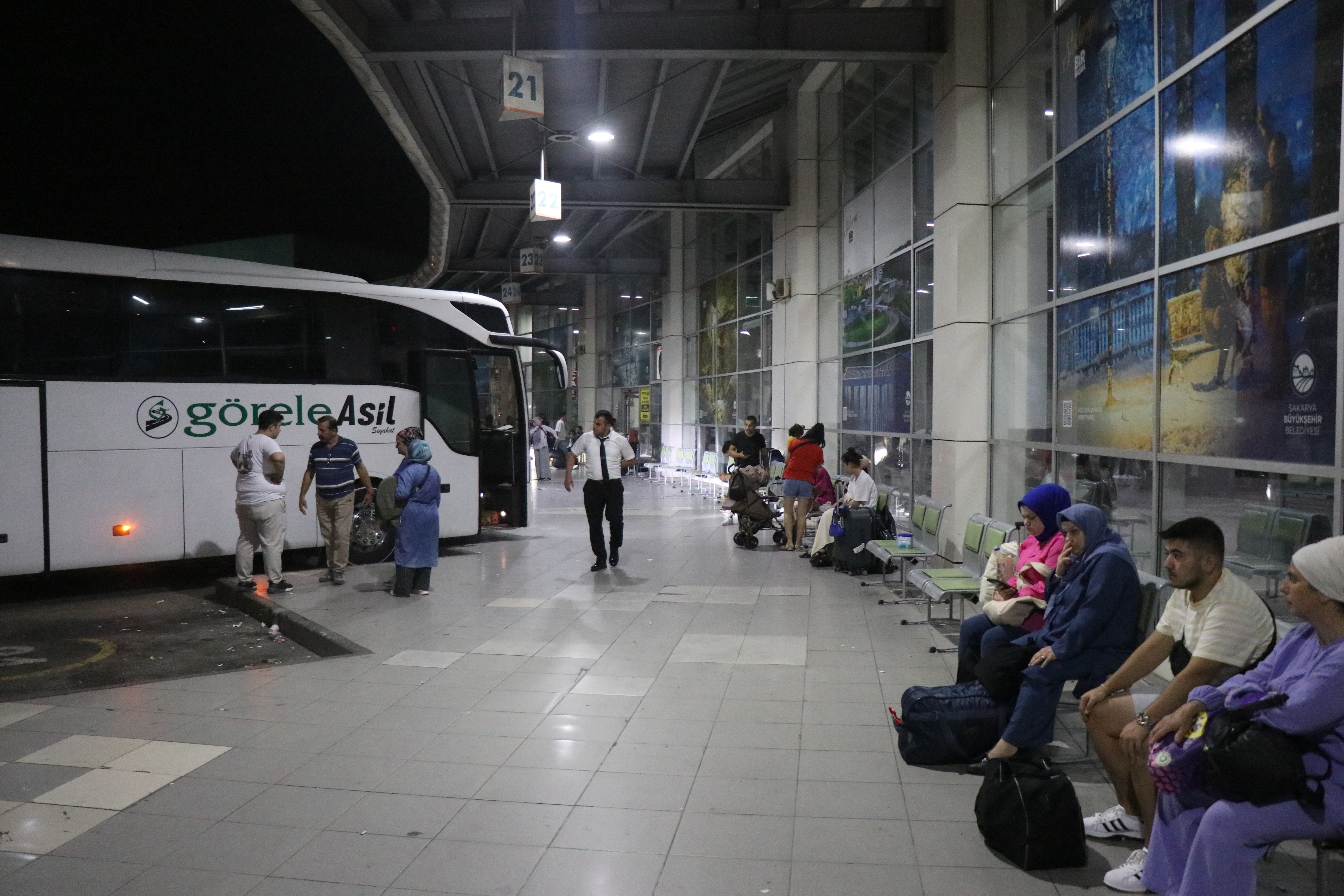 Terminale yeni yazıhane yapımına karşı çıkan esnaf kepenk kapattı