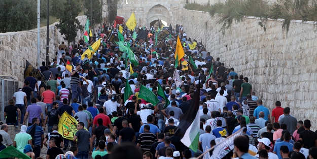 Terör devleti İsrail Filistinli gencin cenaze törenine saldırdı!