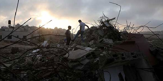 Terör Devleti İsrail 4 Filistinli ailenin evini yıktı