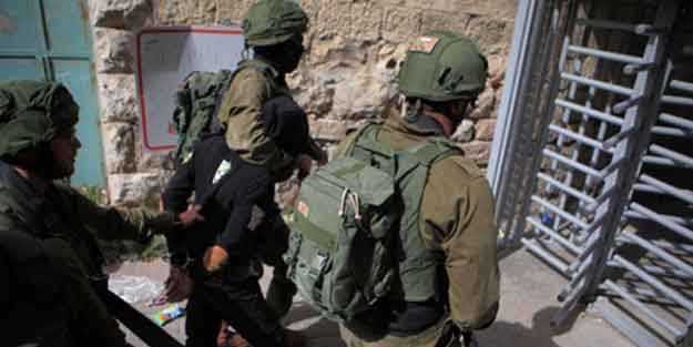Terör Devleti İsrail Hamas yöneticisini gözaltına aldı
