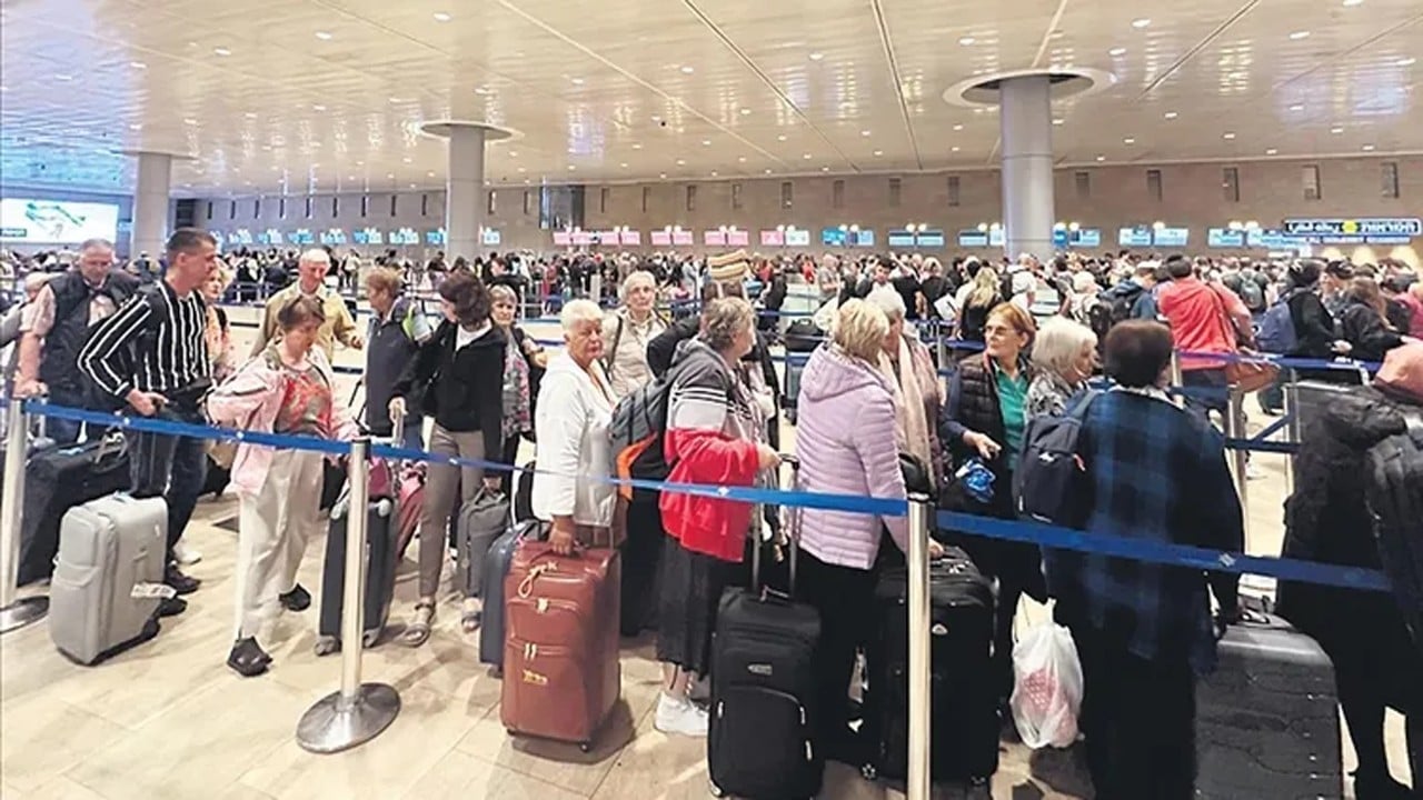 Terör devleti İsrail kendi vatandaşını tutamıyor 69 binden fazla İsrailli ülkeyi terk etti Korkup kaçtılar