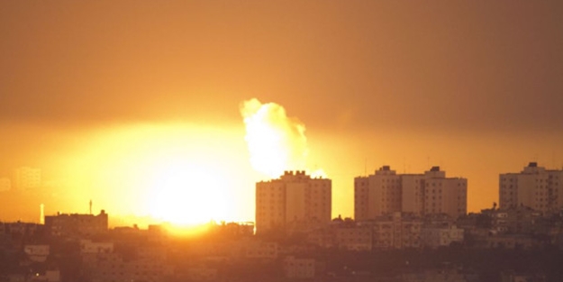 Terör devleti İsrail sahurda Gazze'yi bombaladı