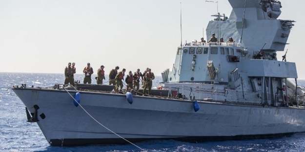 Terör devleti İsrail'in savaş gemisi vuruldu!