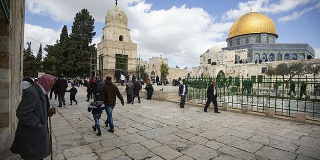 Terör devleti İsrail'den Mescid-i Aksa'da alçak saldırı!