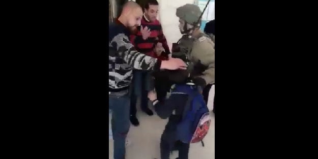 Terör Devleti iyice azıttı! Siyonist köpekler, Filistinli şehidin küçük kardeşini zorla esir aldı