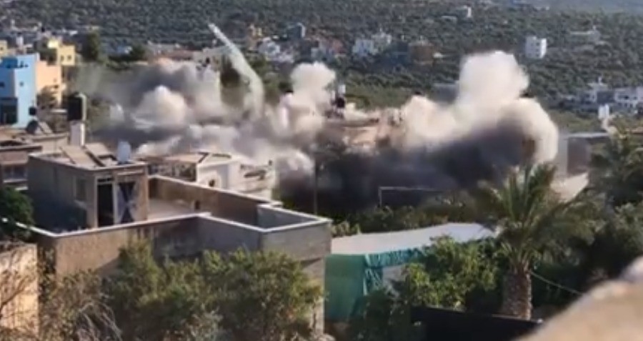 Terör devleti yakıp yıkmaya devam ediyor! Hapse attıkları Filistinlilerin evlerini de yerle bir ettiler!