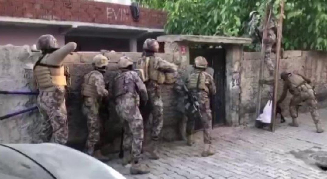 Terör operasyonunda 12 gözaltı